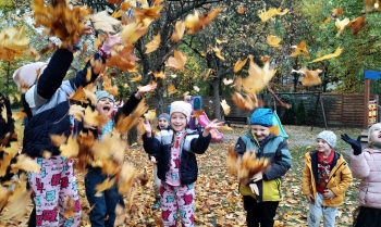 Jesienne zabawy przy muzyce (2)