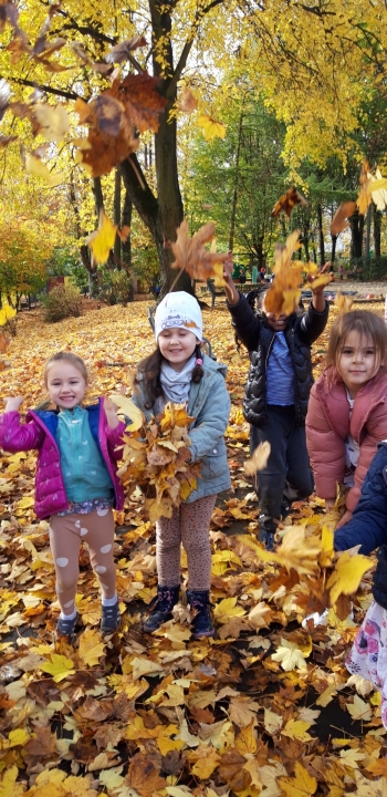 Jesienne zabawy przy muzyce (3)