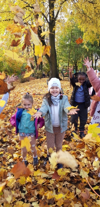 Jesienne zabawy przy muzyce (4)