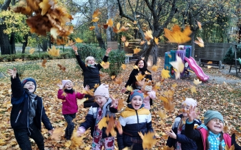 Jesienne zabawy przy muzyce (1)